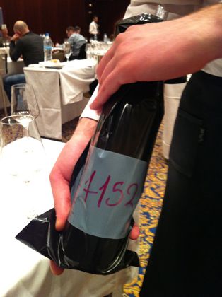 Cada vinho é identificado apenas por um numero de participação