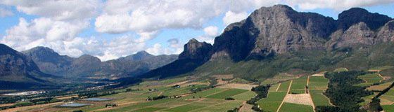 Paisagem típica da região do Western Cape, com elevações abruptas e vales isolados