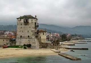 Ouranopouli, uma torre Bizantina que domina o porto de onde saem os barcos para o porto Daphni e a visita aos mosteiros.