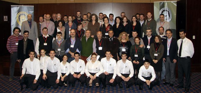 O corpo de juízes do 12º Concurso Internacional de Vinhos de Thessaloniki, a equipe administrativa e o grupo de apoio