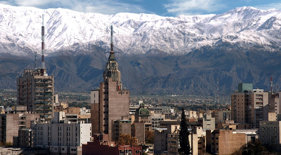 Vista da cidade de Mendoza com a Cordilheira ao fundo